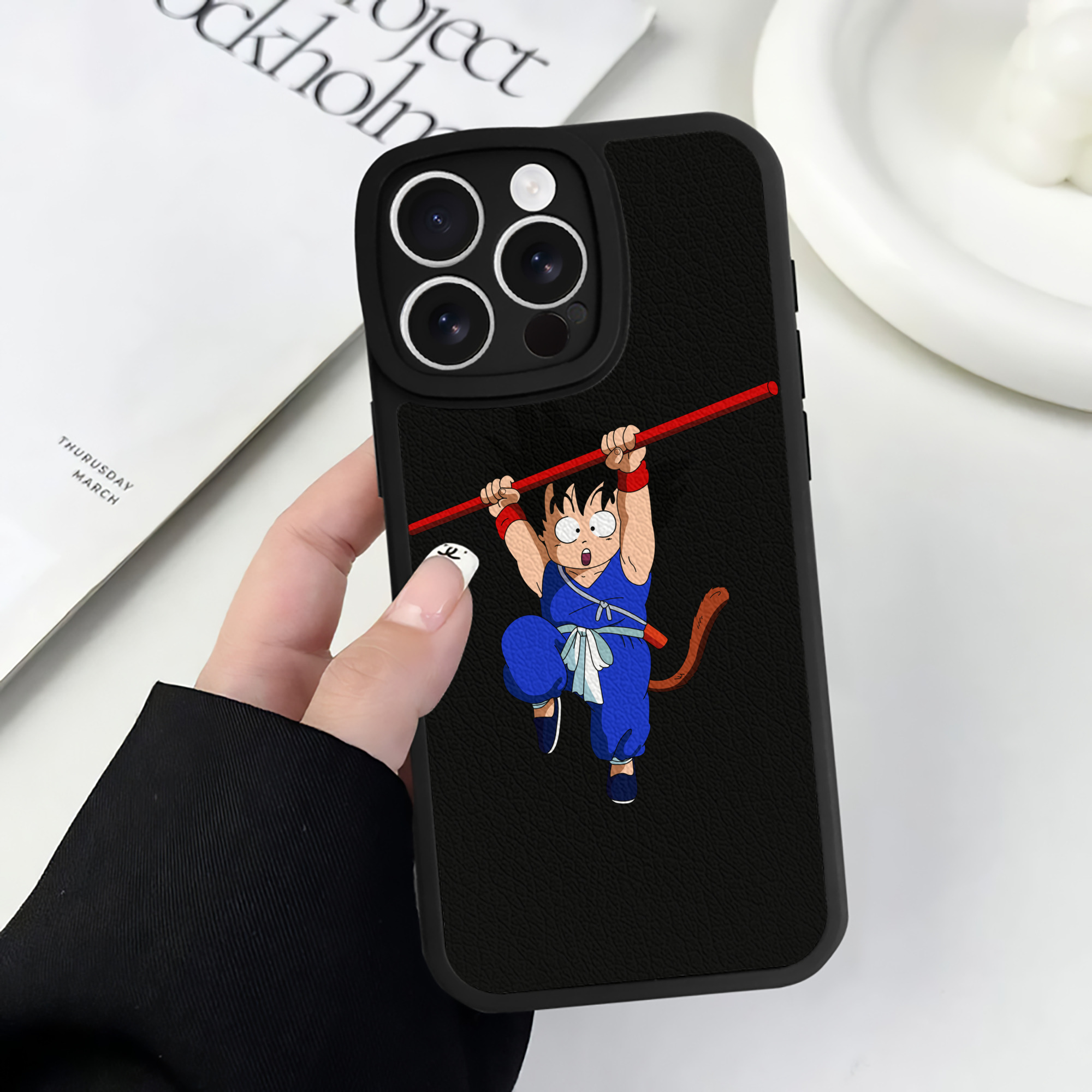 （画像用） ドラゴンボール 孫悟空（そん ごくう）Son Goku カカロット DRAGON BALL Kakarotto 【iPhone 16シリーズ対応】シリコンスマホケース（レザー調） 材質：シリコン